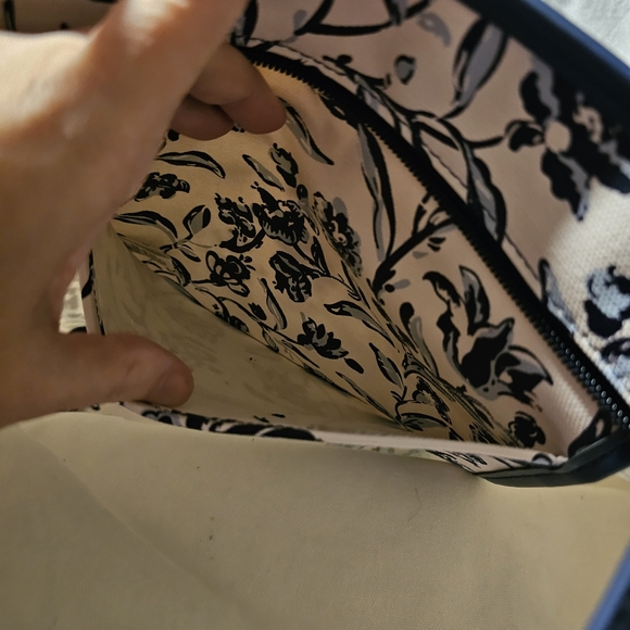 Vera Bradley Perennially Cream Blue Floral Large Every Day Zippered Tote Bag - Picture 8 of 8